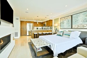 3 bedrooms - 3 BR Roof Deck Ocean Views Hot Tub Beach Block (Newport Beach)