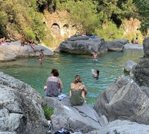 Une zone de sources chaudes naturelles où les gens se détendent et se baignent.