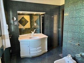 Dusche, Haartrockner, Bidet, Toilettenpapier