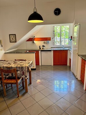 Micro-ondes, four, plaque de cuisson, lave-vaisselle