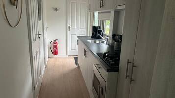 Een vaatwasser, een koffiezetapparaat/waterkoker