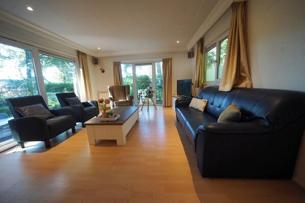 TV - Chalet with 3 bedrooms and a terrace (Lochem)