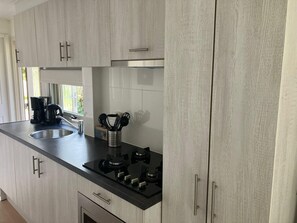 Kylskåp och kaffe- och tebryggare