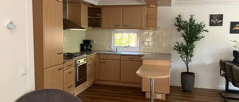 Fridge, coffee/tea maker