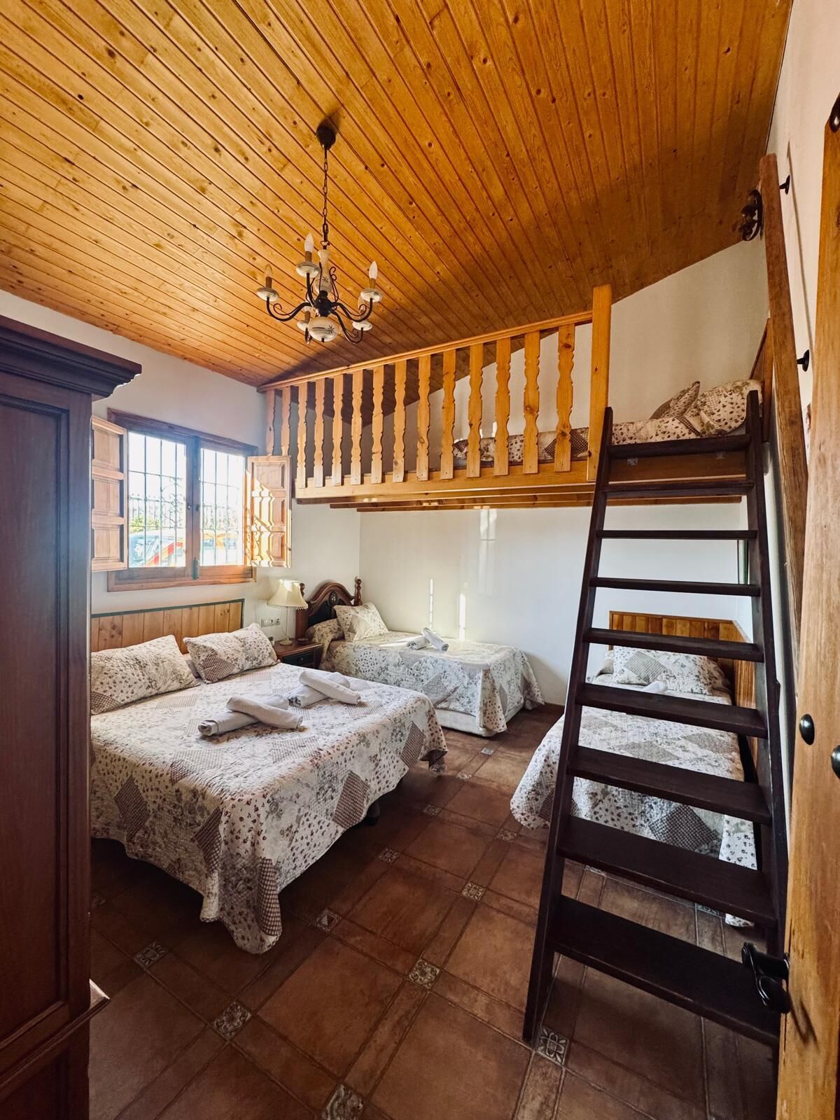 2 habitaciones, tabla de planchar con plancha, wifi y ropa de cama 