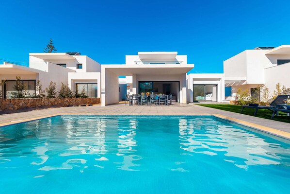 Villa | Pool | Indoor pool, outdoor pool - Holiday Home, 1.5km From Evaristo Beach (Albufeira)
