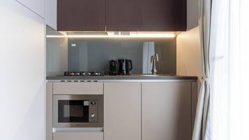Fridge, stovetop, dishwasher