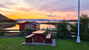 Outdoor dining - Prima Lofoten apartment by the seafront with midnight sun. (Nordland)
