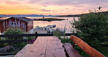 Prima Lofoten apartment by the seafront with midnight sun.