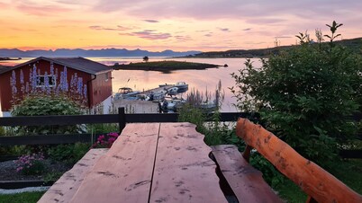 Prima Lofoten apartment by the seafront with midnight sun.