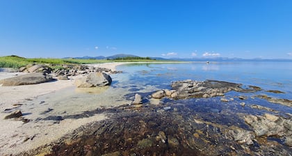 Prima Lofoten apartment by the seafront with midnight sun.