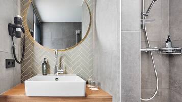 Comfort Quadruple Room | Bathroom