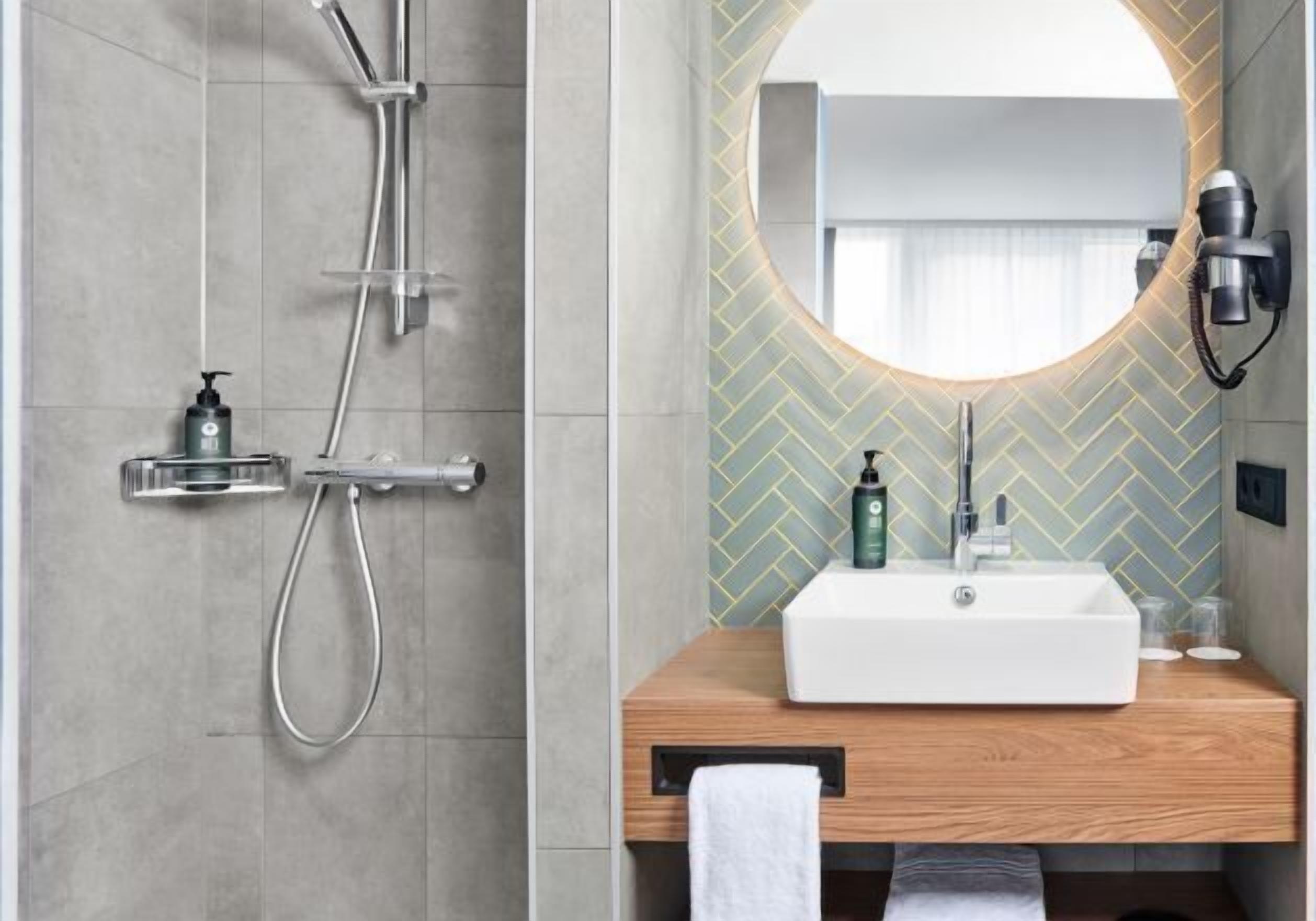 Een douche, een haardroger, handdoeken, zeep