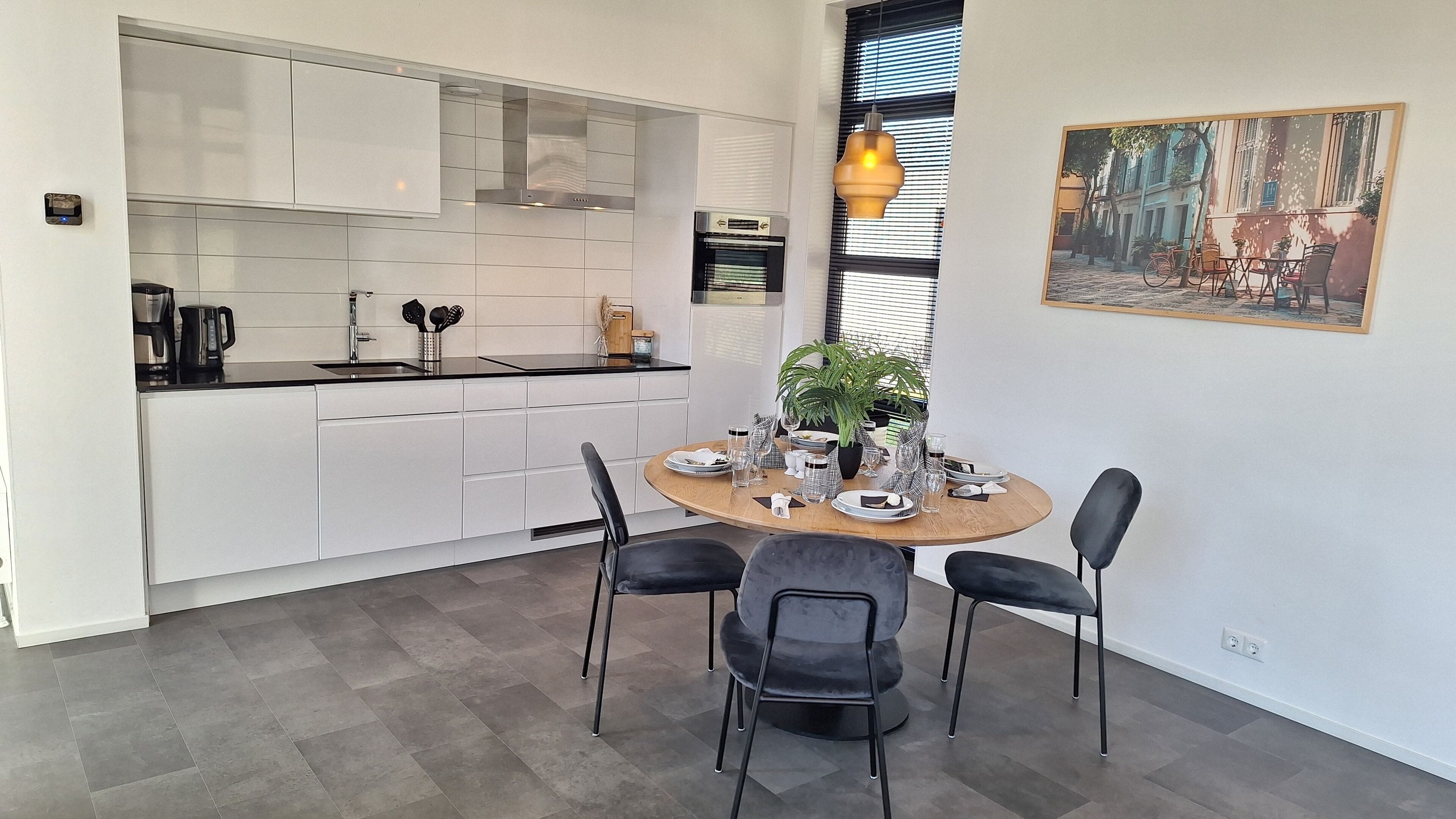 Kühlschrank, Mikrowelle, Herdplatte, Geschirrspüler