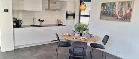 Fridge, microwave, stovetop, dishwasher