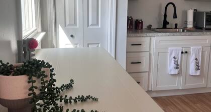 Private & Cozy  house sleeps 5 with WiFi and AC in beautiful Marion!