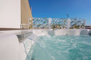 Outdoor spa tub - L'Attico Dell'Edera (Bologna)