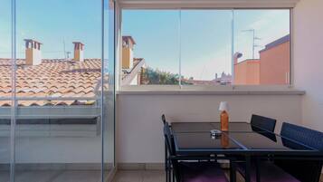 Deluxe Penthouse, 3 Bedrooms | Living area | 40-inch Smart TV with digital channels