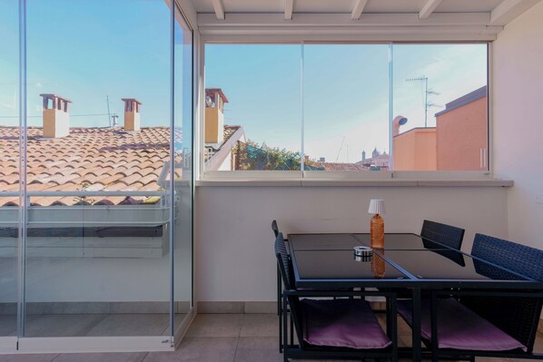 Deluxe Penthouse, 3 Bedrooms | Living area | 40-inch Smart TV with digital channels