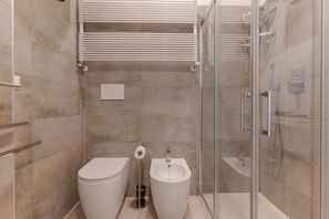 Deluxe Penthouse, 3 Bedrooms | Bathroom | Eco-friendly toiletries, towels
