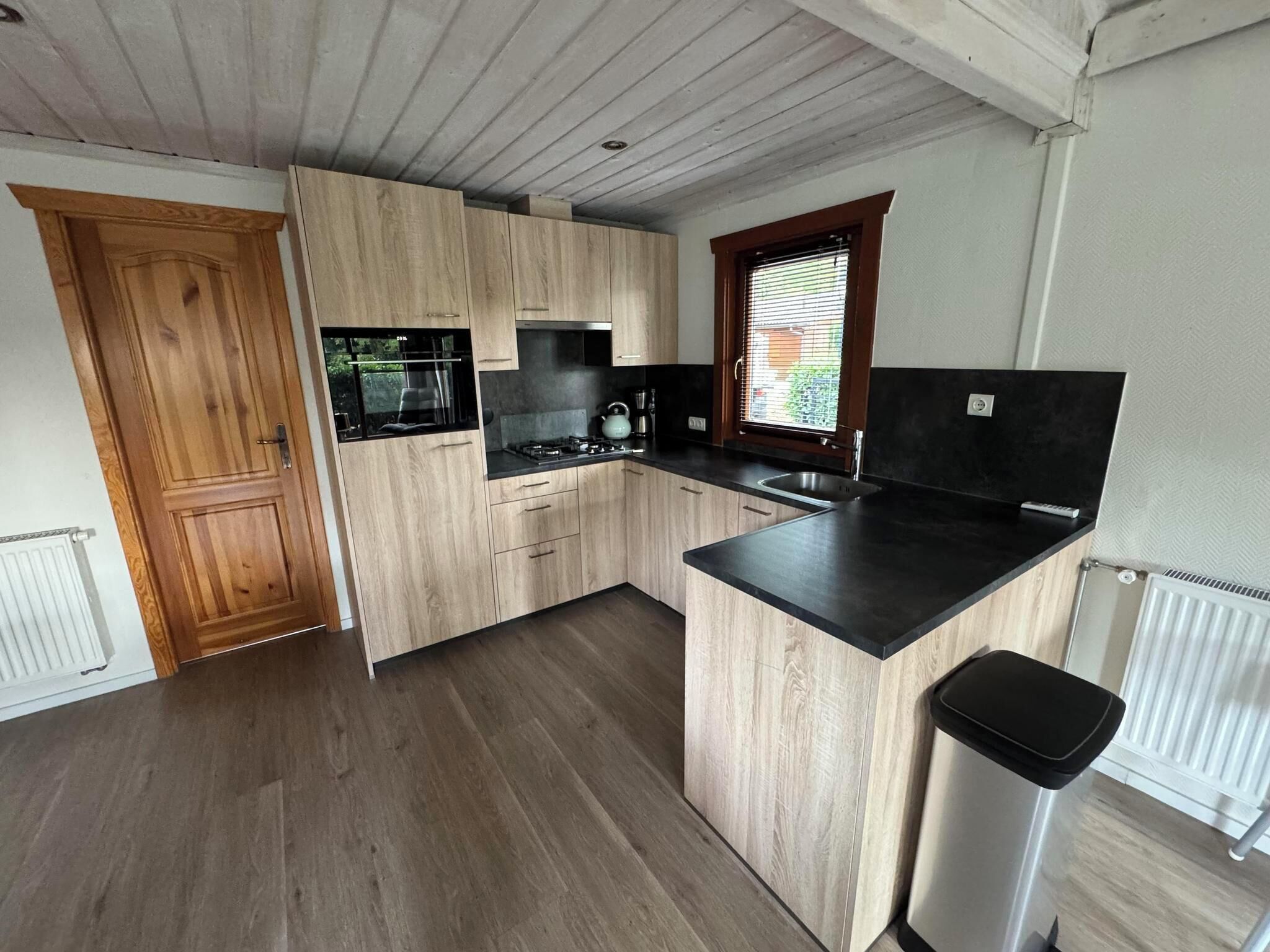 Een koelkast, een magnetron, een vaatwasser