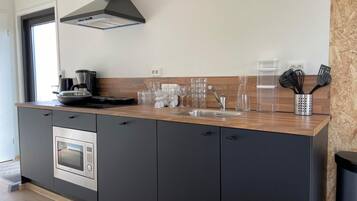 Réfrigérateur, micro-ondes, plaque de cuisson, lave-vaisselle