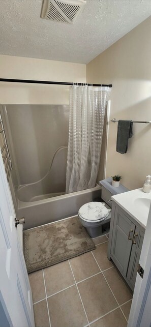 Douche, serviettes fournies, savon, papier toilette