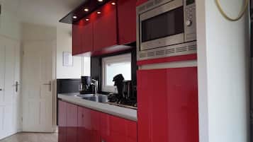 Fridge, microwave, dishwasher, coffee/tea maker
