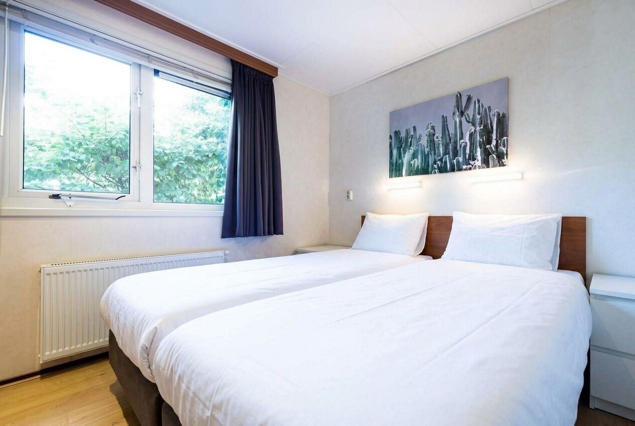 Detached Chalet For 5 People With 2 Bedrooms And Furnished Terrace. - Hillegom