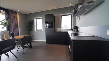 Frigorifero, microonde, piano cottura, lavastoviglie