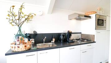 Frigorifero, microonde, lavastoviglie, macchina per tè/caffè