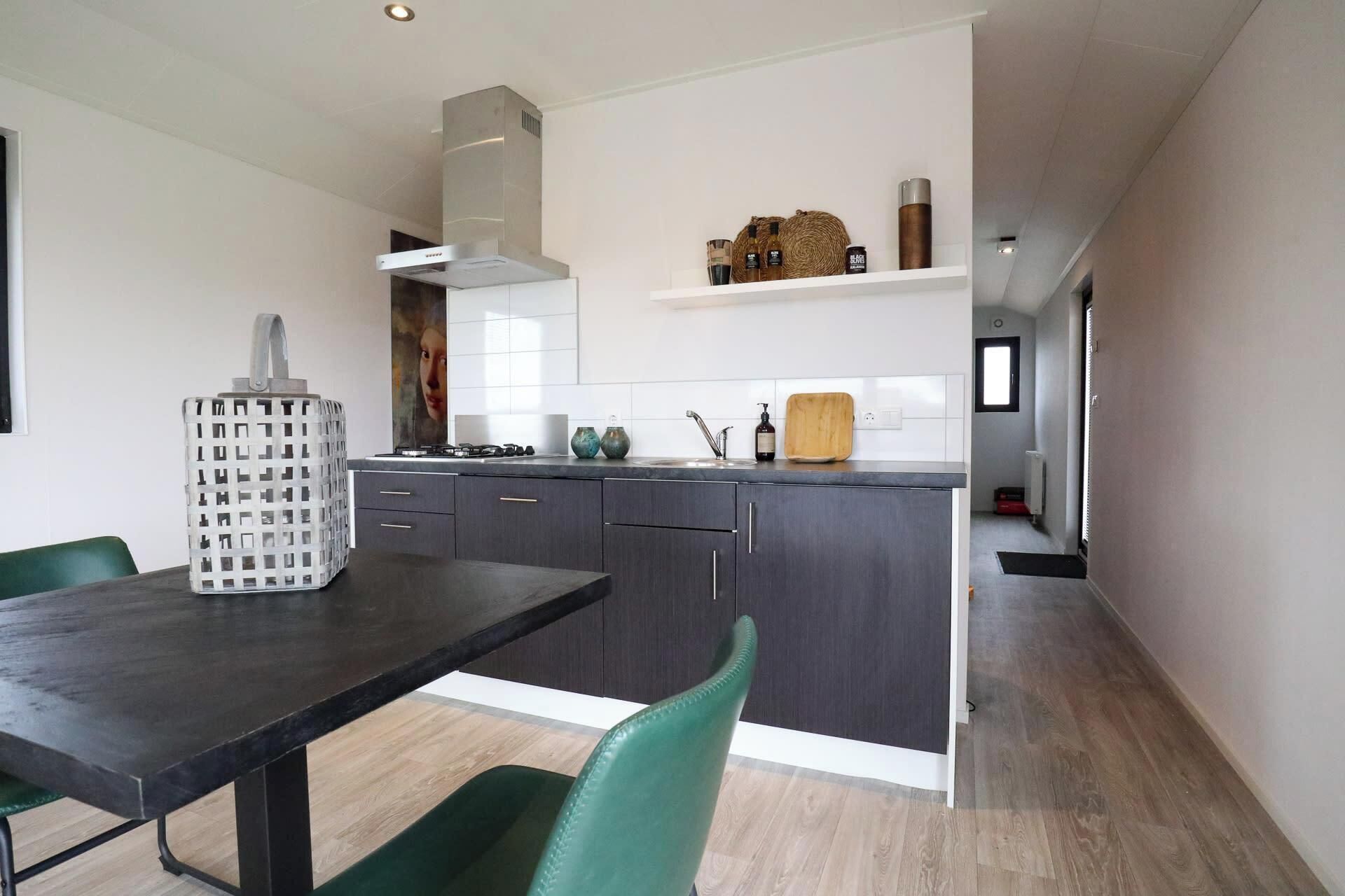 Een koelkast, een magnetron, een vaatwasser