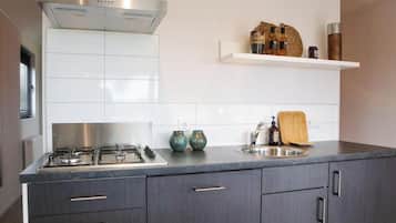 Fridge, dishwasher, coffee/tea maker