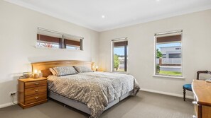 4 bedrooms, iron/ironing board, travel cot, WiFi - Dunsborough Drift ~ Close to Beach Family Escape (Dunsborough)