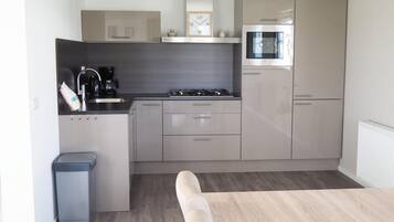 KĂŒhlschrank, Mikrowelle, GeschirrspĂŒler