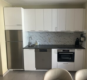 Réfrigérateur, micro-ondes, four, plaque de cuisson