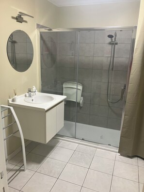 Douche, sèche-cheveux, serviettes fournies, savon