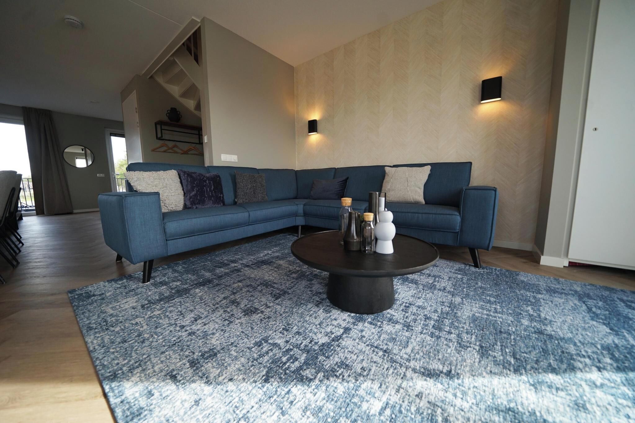 Luxury 4-bedroom Apartment With Balcony - 캄펀