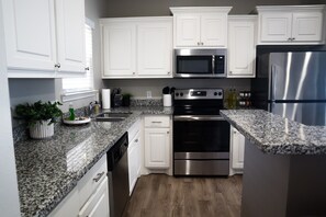 冰箱、微波炉、烤箱、炉灶