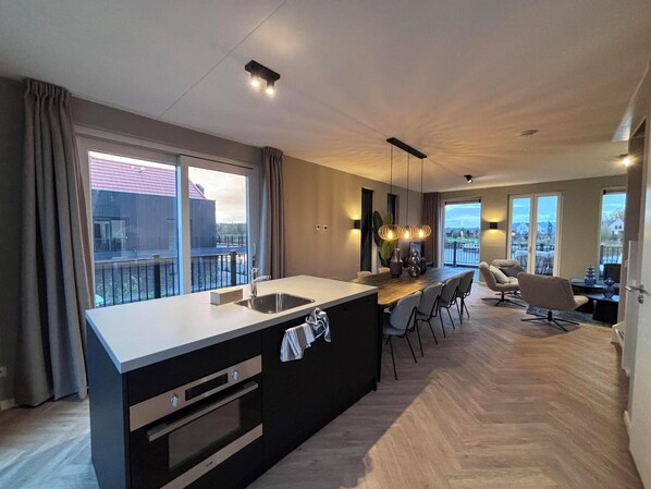 Fridge, microwave, stovetop, dishwasher