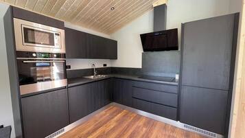 Een koelkast, een magnetron, een kookplaat, een vaatwasser