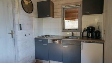 Jääkaappi, astianpesukone, kahvin-/teenkeitin