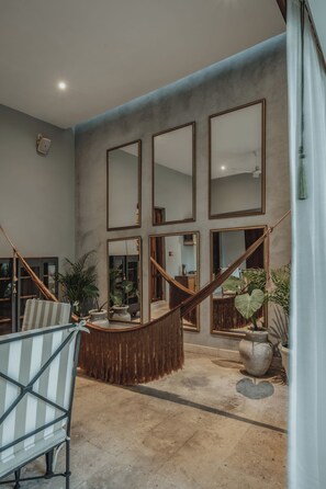 Exclusive House, Private Pool | Living area | Books - Casa Exclusiva Los Amigos (Mérida)