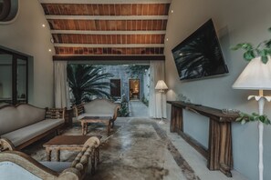 Exclusive House, Private Pool | Living area | Books - Casa Exclusiva Los Amigos, 4BDR by Cercana (Mérida)