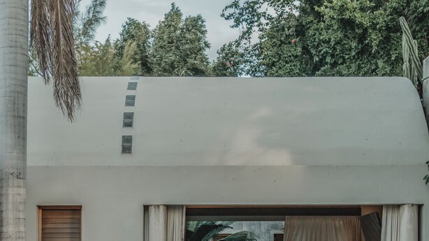 A modern house with a pool, outdoor seating, and lush greenery. - Casa Exclusiva Los Amigos, 4BDR by Cercana (Mérida)