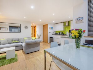 TV - 2 bedroom accommodation in Paignton (Paignton)
