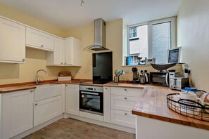 Microwave, oven, high chair, cookware/dishes/utensils - 2 Bed in Brixham (oc-p30465) (Brixham)