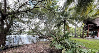 Cabaña reservada frente al lago, cerca de Kohunlich, Dzibanché y Kinichná 2