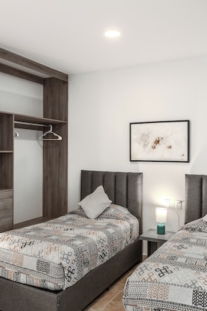Habitación ejecutiva, 2 camas individuales | Caja fuerte, tabla de planchar con plancha, wifi gratis