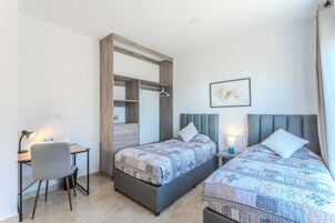 Caja de seguridad en la habitación y tabla de planchar con plancha 